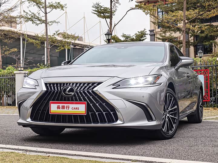 Фото 3 - Lexus ES