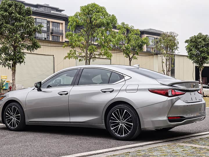 Фото 6 - Lexus ES