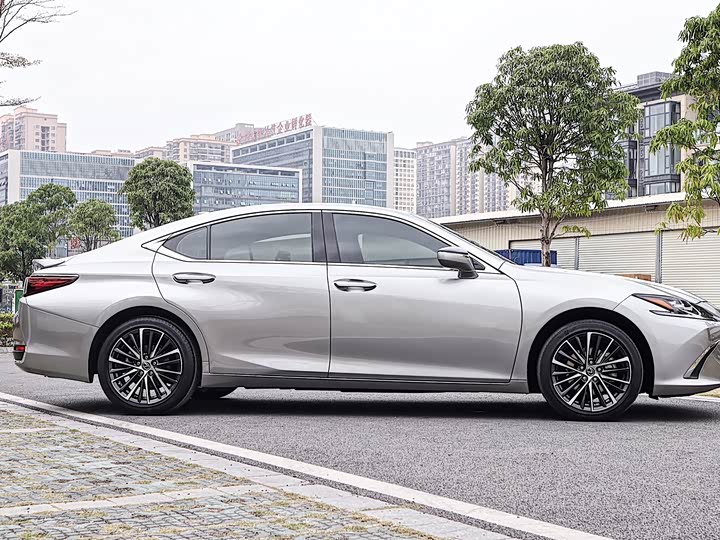 Фото 7 - Lexus ES