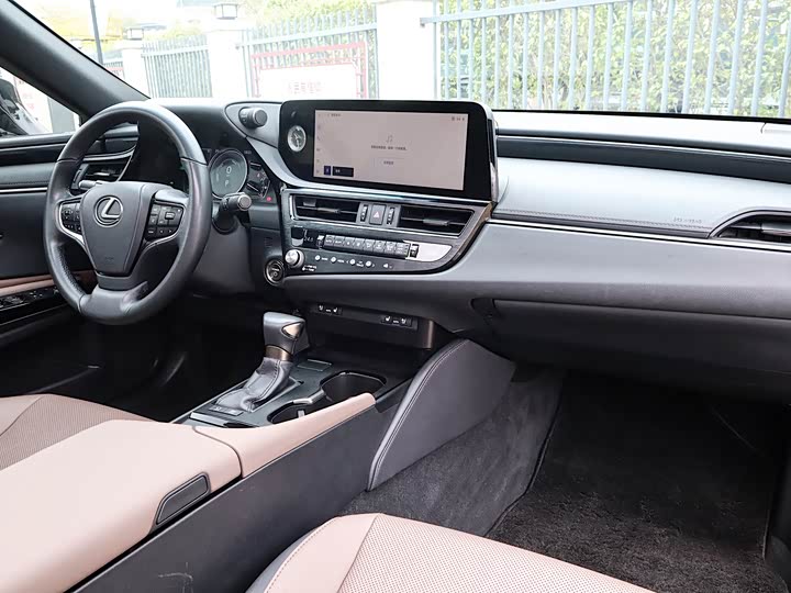 Фото 8 - Lexus ES