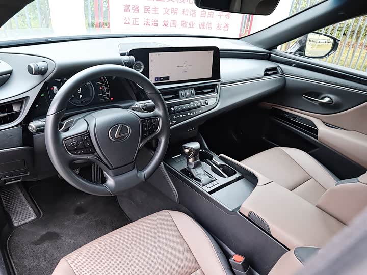 Фото 9 - Lexus ES