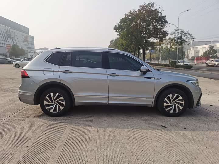 Фото 6 - Volkswagen Tiguan L Hybrid