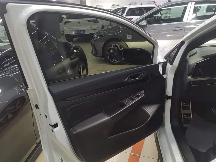 Фото 7 - Volkswagen Golf GTI