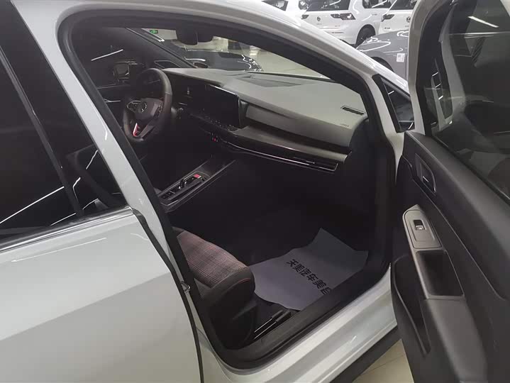 Фото 8 - Volkswagen Golf GTI