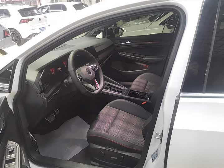 Фото 9 - Volkswagen Golf GTI