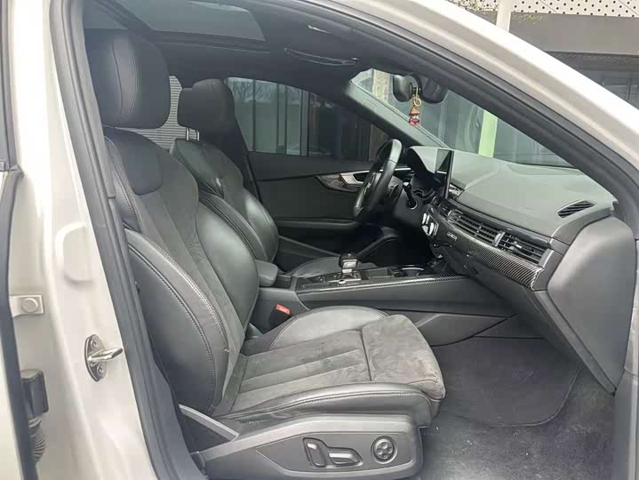 Фото 5 - Audi A4L