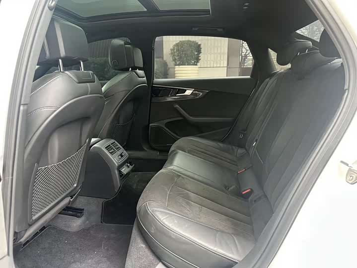 Фото 8 - Audi A4L