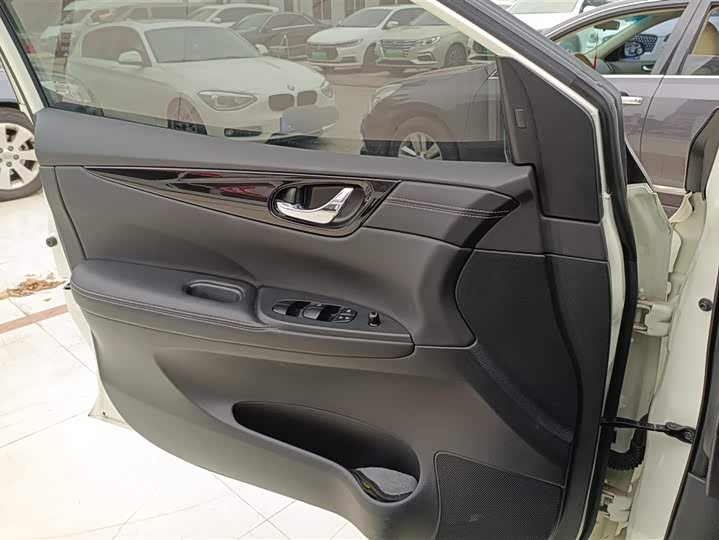 Фото 7 - Nissan Tiida