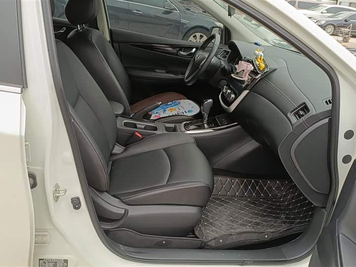 Фото 8 - Nissan Tiida