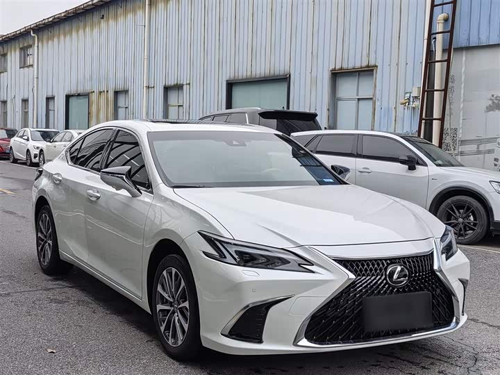 Фото 5 - Lexus ES