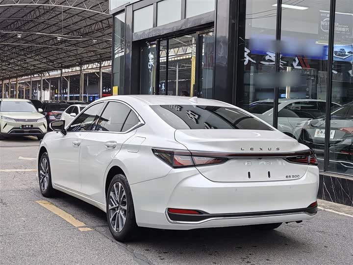 Фото 6 - Lexus ES