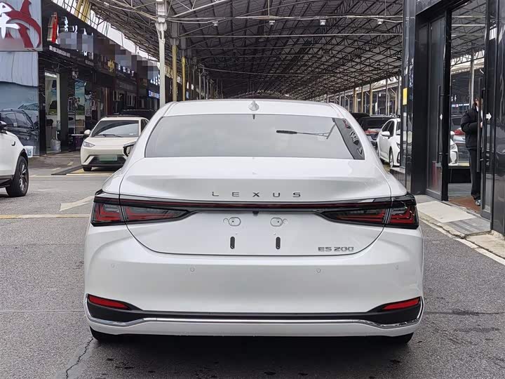 Фото 7 - Lexus ES