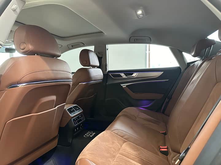 Фото 8 - Audi A7L