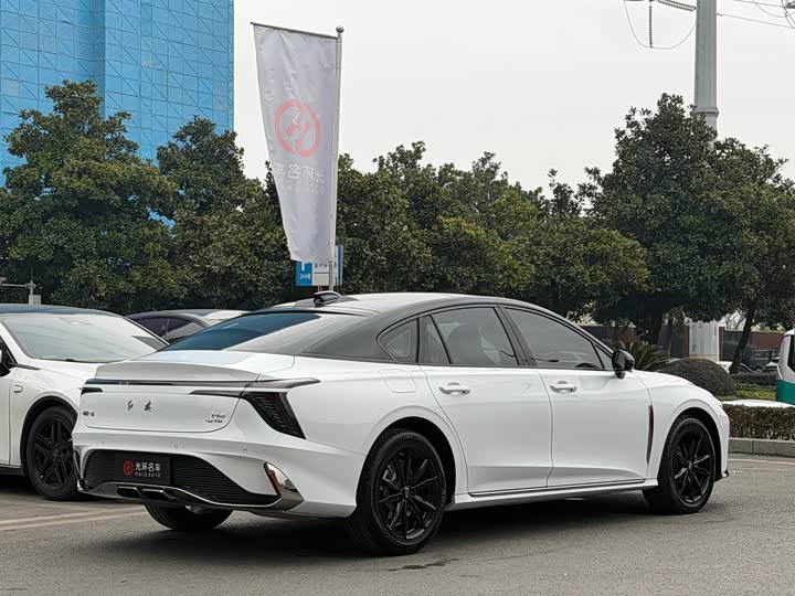 Фото 7 - Hongqi H6