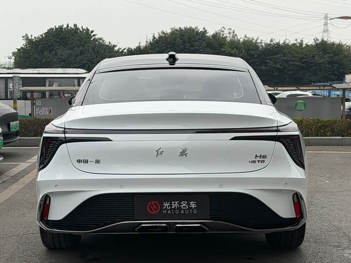 Фото 8 - Hongqi H6