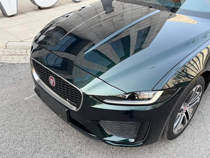 Фото 2 - Jaguar XE L