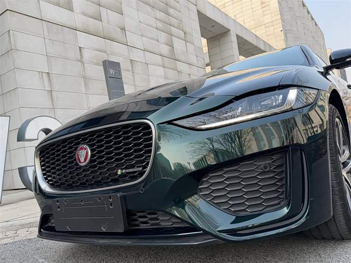 Фото 3 - Jaguar XE L