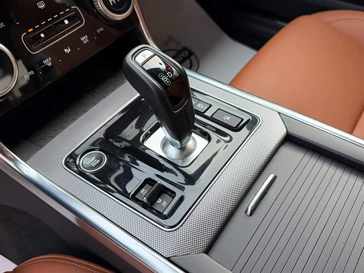 Фото 6 - Jaguar XE L