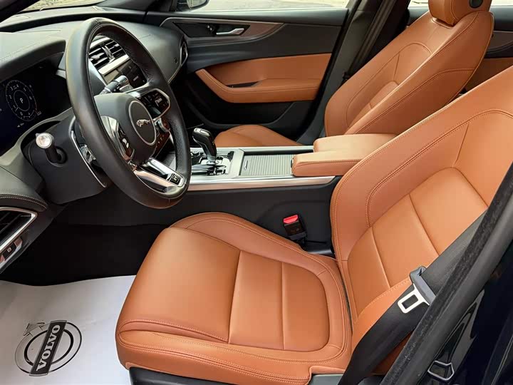 Фото 9 - Jaguar XE L