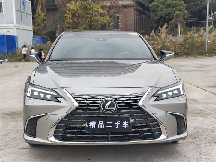 Фото 2 - Lexus ES