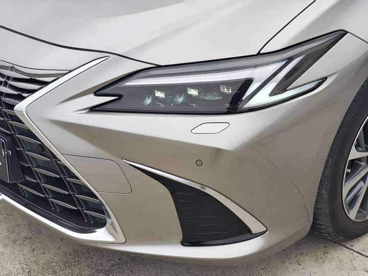Фото 6 - Lexus ES