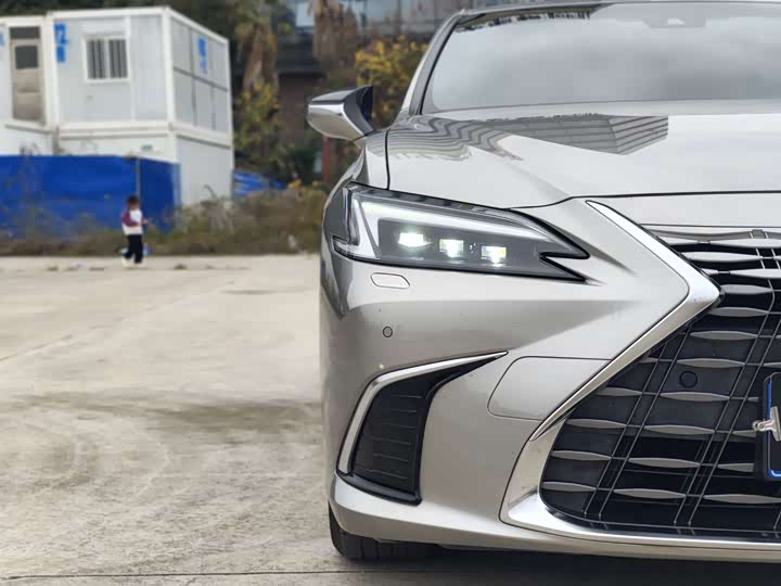 Фото 7 - Lexus ES