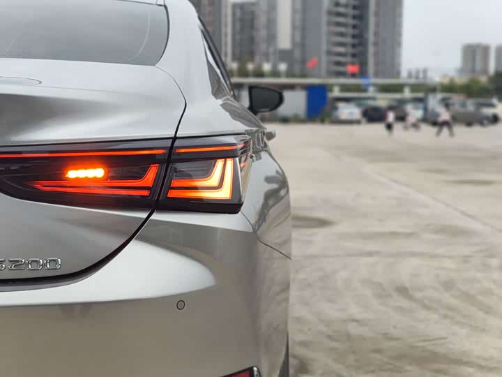 Фото 9 - Lexus ES