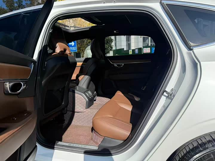 Фото 6 - Volvo S90