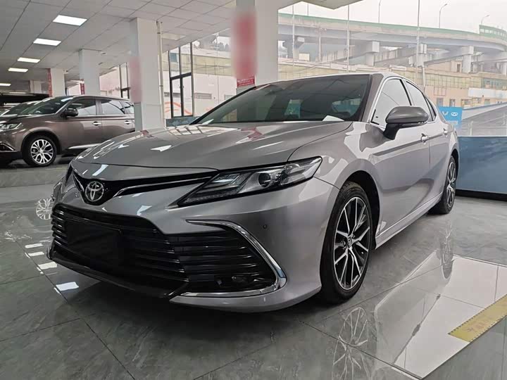 Фото 2 - Toyota Camry