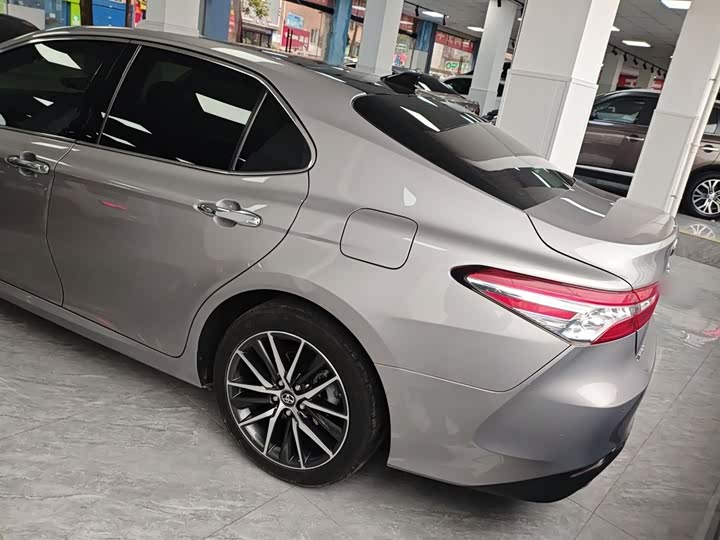 Фото 5 - Toyota Camry