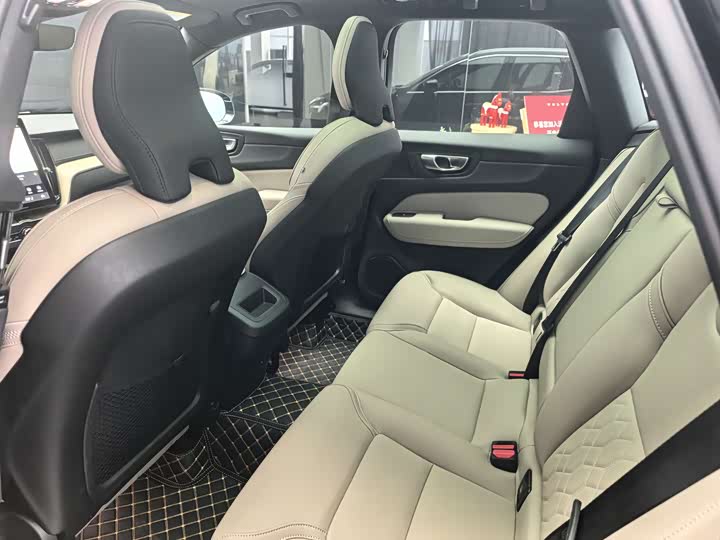 Фото 8 - Volvo XC60