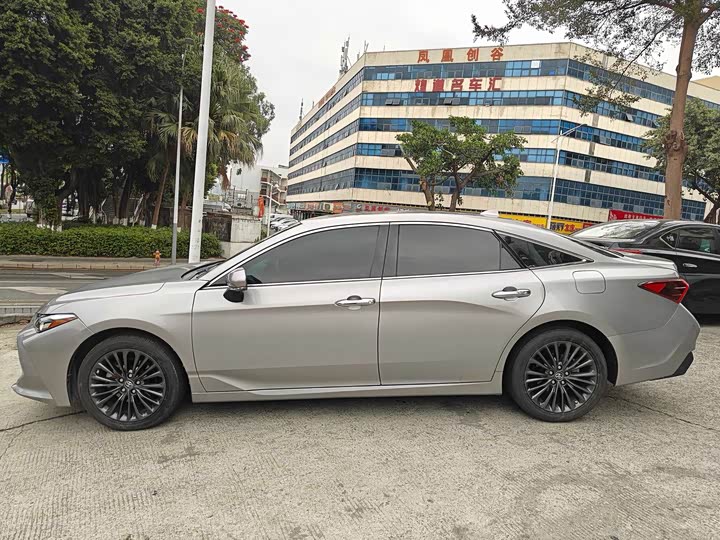 Фото 8 - Toyota Avalon