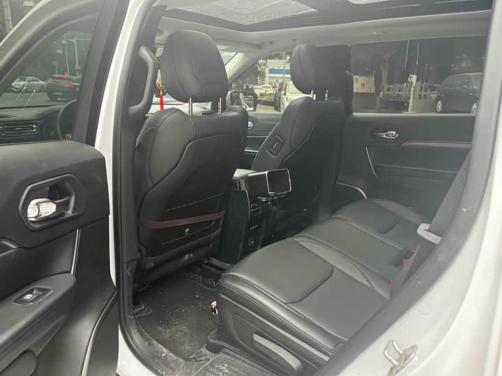 Фото 7 - Jeep Grand Commander