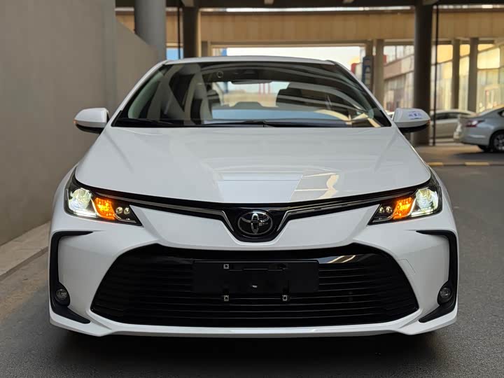 Фото 2 - Toyota Corolla