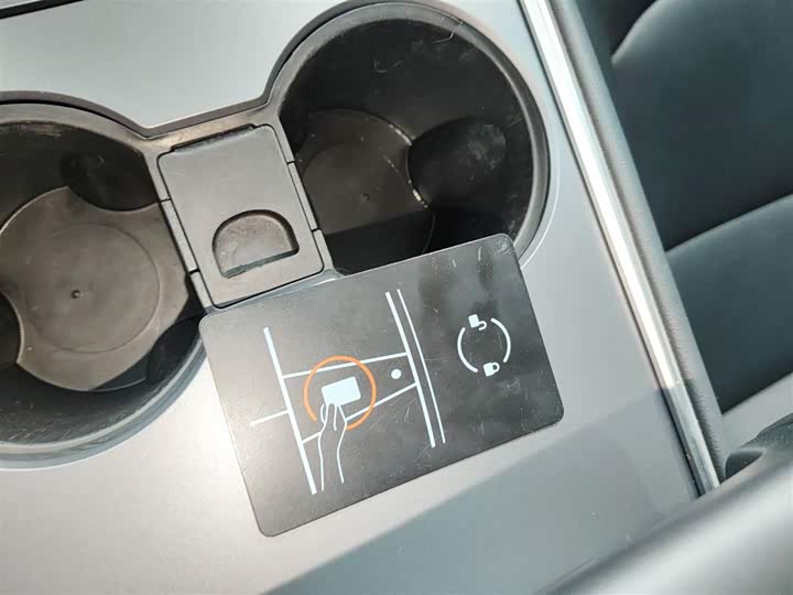 Фото 9 - Tesla Model 3