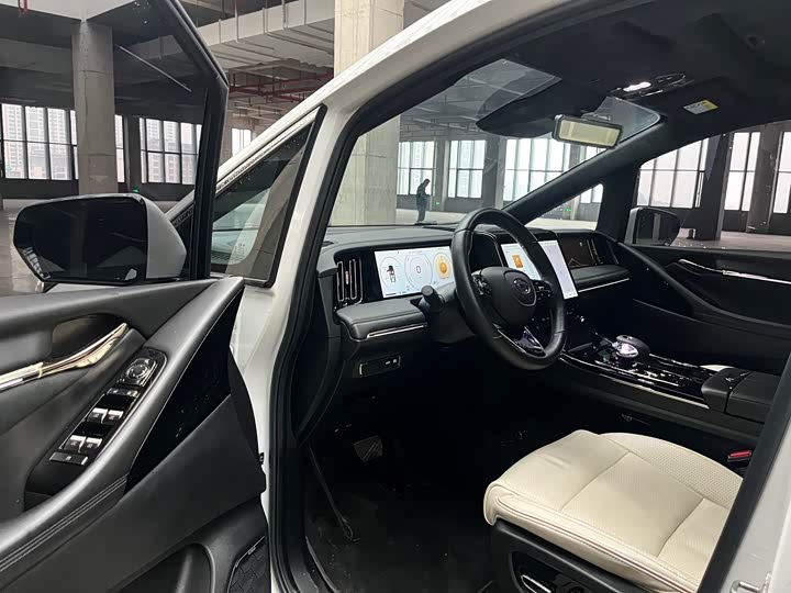 Фото 4 - GAC Trumpchi M8