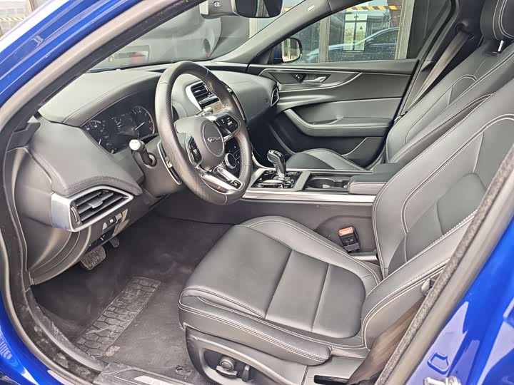 Фото 4 - Jaguar XE L