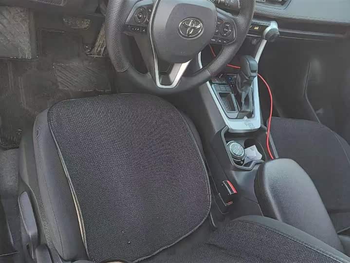 Фото 9 - Toyota RAV4