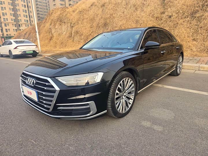 Фото 1 - Audi A8