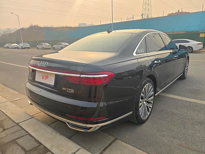 Фото 7 - Audi A8