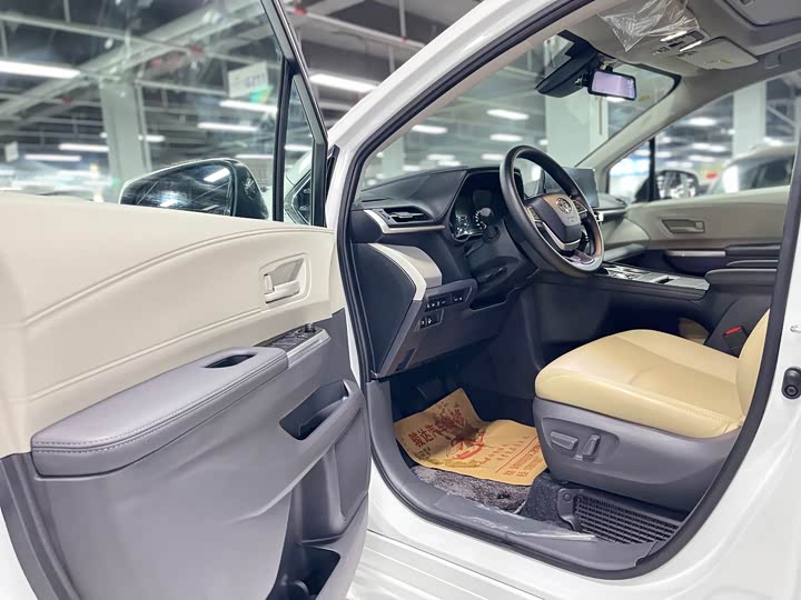 Фото 4 - Toyota Sienna