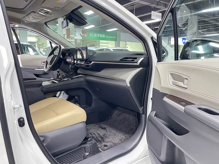 Фото 6 - Toyota Sienna