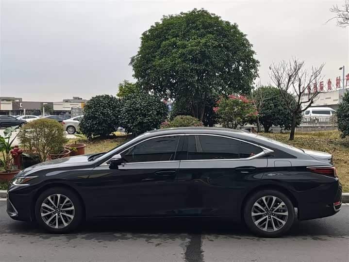 Фото 9 - Lexus ES