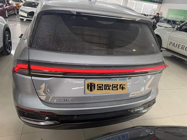 Фото 9 - Lincoln Nautilus