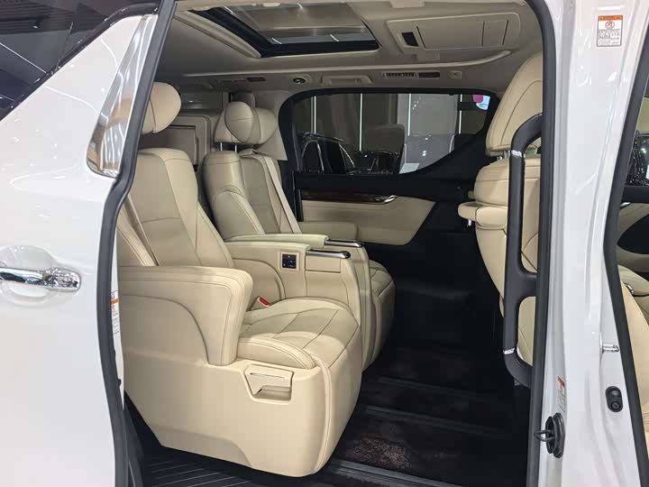 Фото 9 - Toyota Alphard