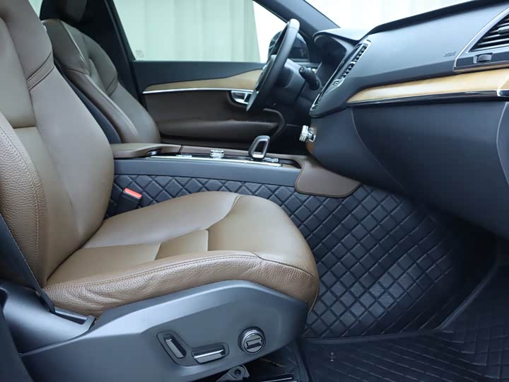 Фото 8 - Volvo XC90