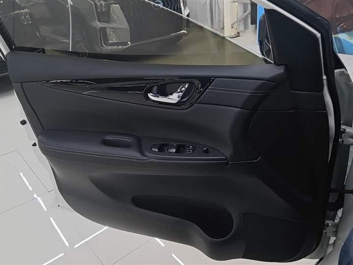 Фото 7 - Nissan Tiida