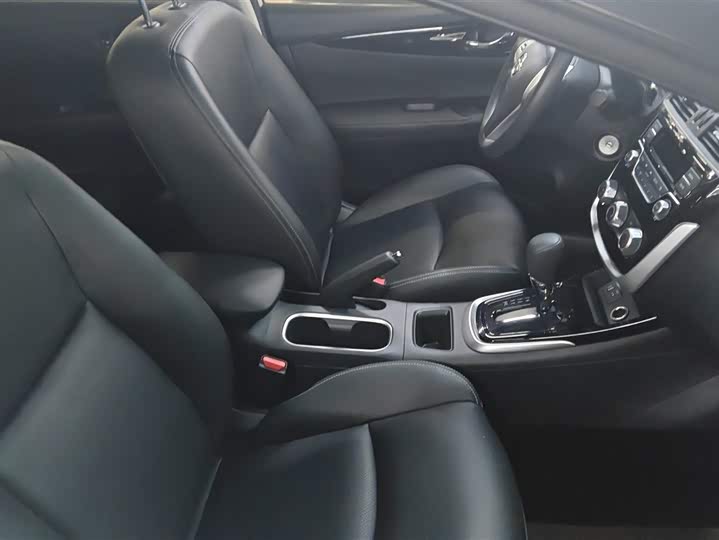 Фото 8 - Nissan Tiida