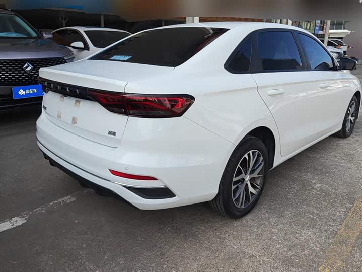 Фото 3 - Geely Emgrand