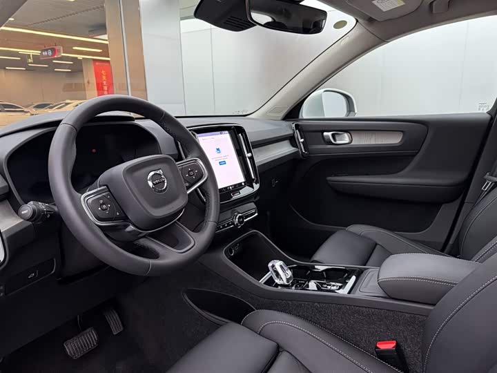 Фото 6 - Volvo XC40